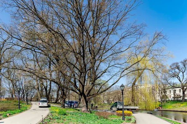Latvia Riga April 2023 里加市公园维护服务使用里加市运河附近的专用车来维护城市喷泉 拉脱维亚 在夏季开始前 Kronvalda市公园已经被整顿好了 — 图库照片