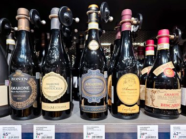 LATVIA, RIGA, MAYIS, 2023: Amarone Della Valpolicella italyan kırmızı şarabı Riga 'daki şarap butik rafında yarı kurumuş üzümlerden elde edilen zarif ve zengin bir kırmızı şaraptır. Letonya