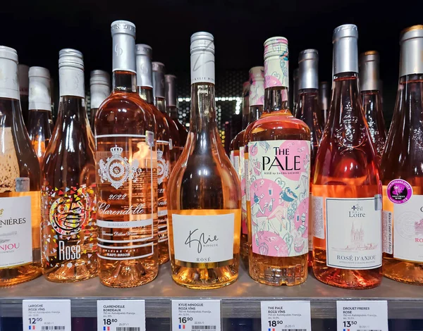 Latvia Riga March 2023 Полки Розовым Вином Разных Производителей Торговом — стоковое фото
