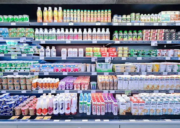 Letonia Riga Marzo 2023 Productos Lácteos Biológicos Deliciosos Saludables Estante —  Fotos de Stock
