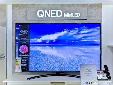 Letonya, Riga, Nisan 2023 - Riga, Letonya 'daki alışveriş merkezinde yeni nesil büyük televizyonlu modern elektronik mağazası