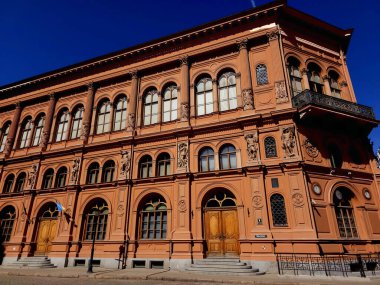 LATVIA, RIGA, APRIL, 2023 - Riga 'nın başkenti Riga Eski Kasabası' ndaki Dome Meydanı 'ndaki Riga Bourse Sanat Müzesi Manzarası.