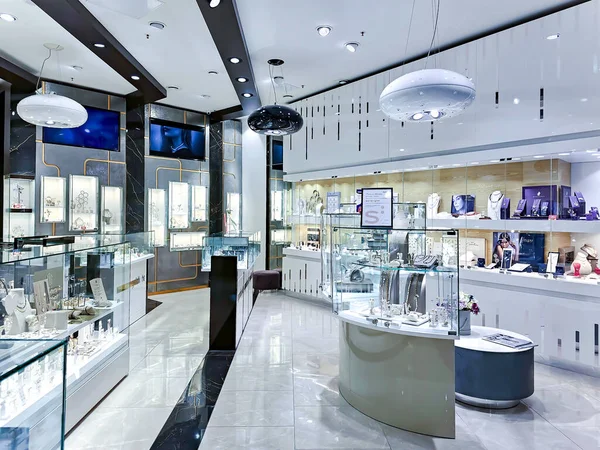 Latvia Riga April 2023 位于拉脱维亚里加购物中心的珠宝商店的内部 具有现代优雅的设计 珠宝店陈列的不同设计的白色金戒指和镶有钻石的耳环 — 图库照片