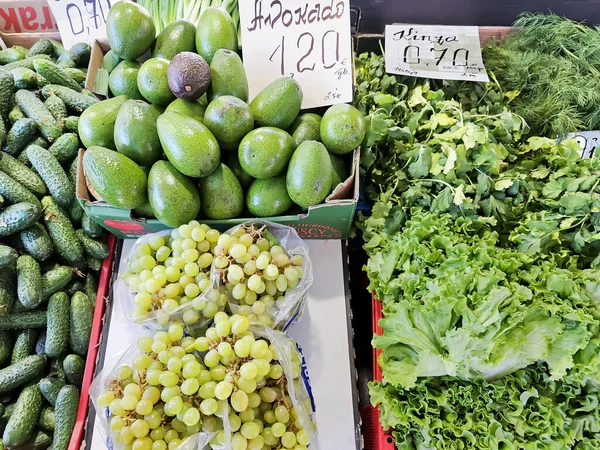 ファーマーズマーケットの新鮮な有機野菜や果物 ベジタリアンサラダ キュウリ アボカド ライトブドウ — ストック写真
