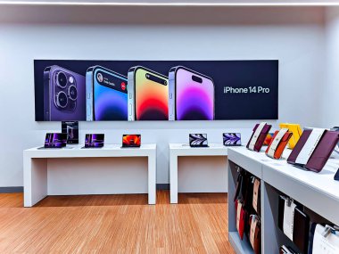 Letonya, Riga, Nisan 2023 - Riga, Letonya 'daki alışveriş merkezinde çeşitli yeniliklerle modern elektronik mağazası. Modern cep telefonu teknolojisi kavramı