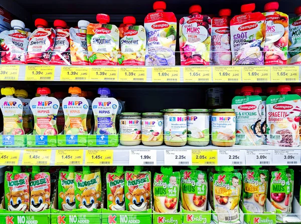 ラトビア 2023年5月 ラトビアのリガにあるスーパーで 赤ちゃん用の食べ物などを棚に置いてください ヒップは 赤ちゃんや子供のための有機食品のドイツのブランドです 栄養補助食品 — ストック写真