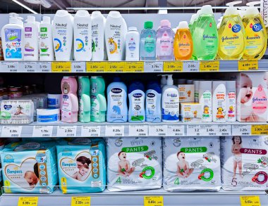 Letonya, Riga, Mayıs 2023 - Riga, Letonya 'da bir süpermarkette bebek kozmetik ürünleri ve bebek bezleriyle dolu raflar. Bebek bakımı ürünleri süpermarkette satılıyor.