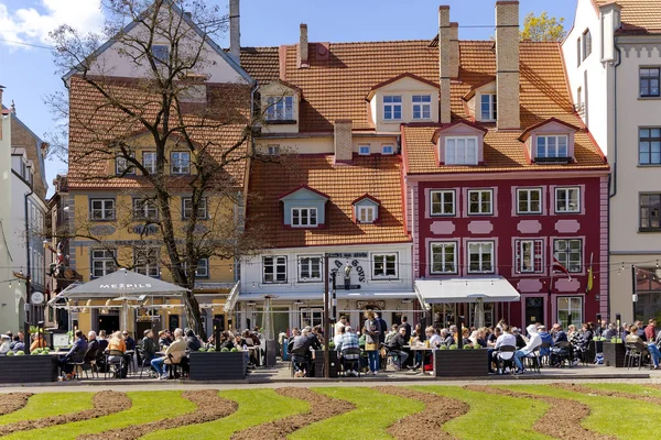 Lettland Riga Mai 2023 Touristen Speisen Auf Der Offenen Veranda — Stockfoto