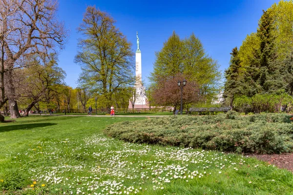 Latvia Riga May 2023年5月 在拉脱维亚里加自由纪念碑附近的绿色草坪上 里加的居民和客人们放松地在繁茂的春天公园里 — 图库照片