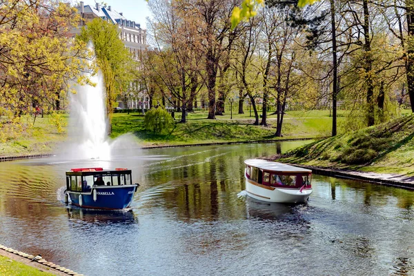 Latvia Riga May 2023 관광객을 보트가 라트비아 근처의 운하를 항해하고 — 스톡 사진