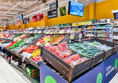 LATVIA, RIGA, MAYIS, 2023: Maxima süpermarketinde çeşitli sebze ve meyvelerin büyük bir bölümü. Riga. - Letonya. Sağlıklı beslenme ve vejetaryenlik. 