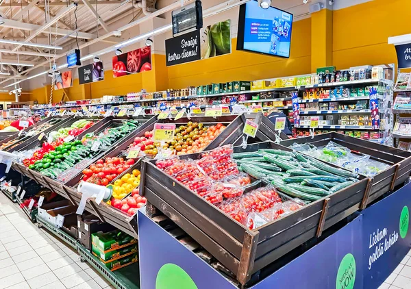 Latvia Riga May 2023 最大スーパーマーケットで様々な野菜や果物の大規模なセクション ラトビア 健康的な食事と菜食主義 — ストック写真