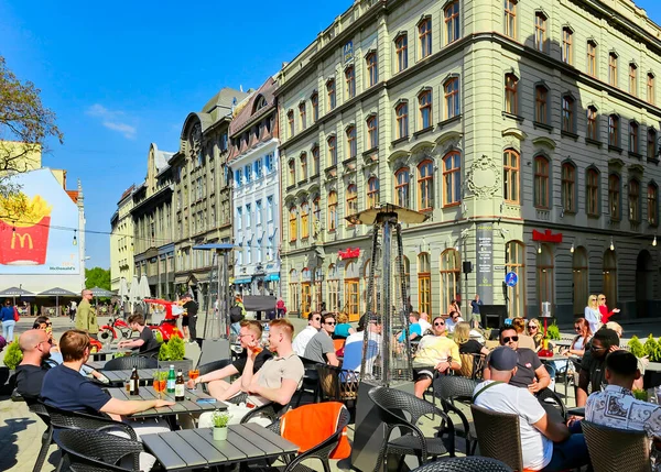 Latvia Riga Maio 2023 Pessoas Jantam Varanda Aberta Dos Cafés — Fotografia de Stock