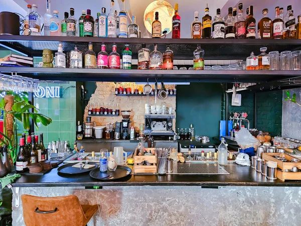 Latvia Riga Mayo 2023 Bar Con Cafetera Estante Con Bebidas — Foto de Stock