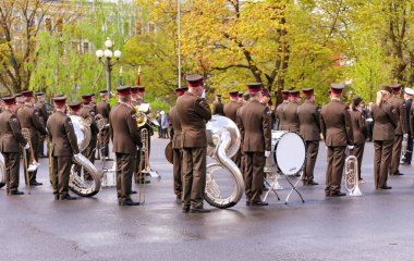 LATVIA, RIGA, MAYIS, 2023: Geçit töreni üniformalı ordu bandosu Riga 'daki Özgürlük Anıtı yakınlarında müzik çalıyor. Letonya. 