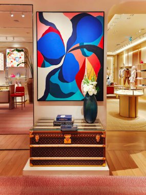 İSPAN, BARCELONA, SEPTEMBER, 2022 - Louis Vuitton iç mimarisi Barselona, İspanya 'daki alışveriş merkezlerinde lüks mallar