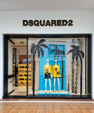 İspanya, Marbella, Mayıs 2023 Marbella 'daki Dsquared2 mağazasının merkezi girişi. İspanya. Dsquared2 SpA 2006 yılında kuruldu. Şirketin iş kolunda giyim ve aksesuar üretimi yer alıyor..