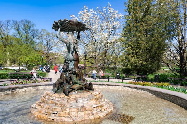 Latvia Riga May 2023 喷泉湾是里加最奢华 最古老的喷泉 1887年由雕塑家August Foltz在里加市国家学术歌剧和芭蕾舞剧剧院附近的公园开放 — 图库照片
