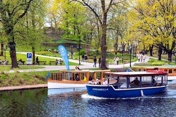 Latvia Riga Abril 2023 Cais Com Barcos Recreio Fundo Fonte — Fotografia de Stock