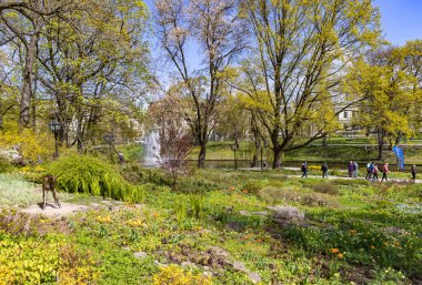 LATVIA, RIGA, MAYIS, 2023: İnsanlar Riga şehir merkezinde yer alan ilkbahar günü Bastion Hill boyunca yürüyüp dinleniyorlar. Bastion Hill Riga 'nın merkezindeki en romantik yerlerden biridir..