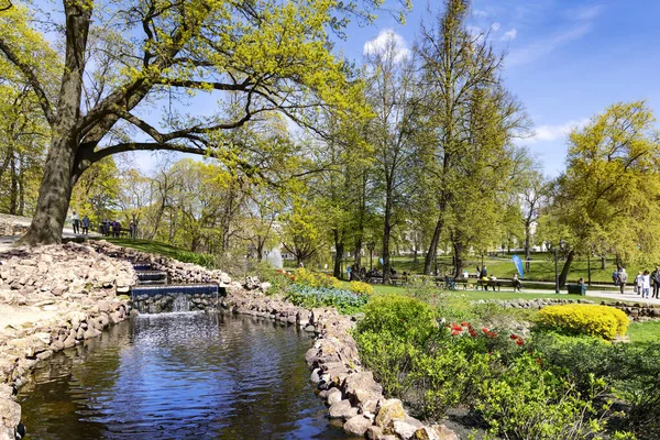 Lettonie Riga Mai 2023 Beau Parc Avec Petit Ruisseau Sur — Photo