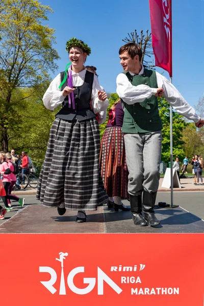 Latvia Riga Mayo 2023 Bailarines Con Disfraces Nacionales Letones Paran —  Fotos de Stock
