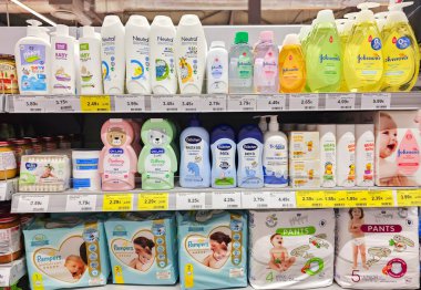 Letonya, Riga, Mayıs 2023 - Riga, Letonya 'da bir süpermarkette bebek kozmetik ürünleri ve bebek bezleriyle dolu raflar. Bebek bakımı ürünleri süpermarkette satılıyor.