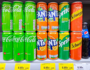 LATVIA, RIGA, 15, APRIL, 2023: büyük gıda bölümünde satılık gazoz içecekleri. Etkinlikte Coca Cola, Fanta, Sprite ve diğer içecekler yer alıyor..