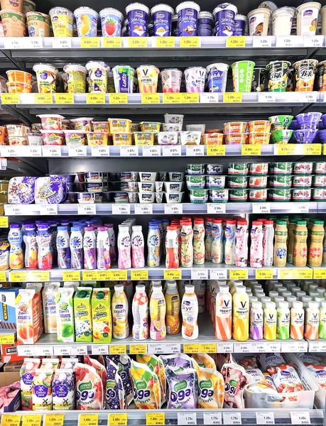 ラトビア 2023年5月 スーパーマーケットの棚においしくて健康的なバイオ乳製品 牛乳脂肪代替なしの天然製品 食品の品質コンセプト — ストック写真