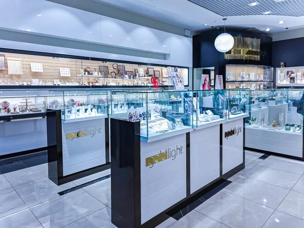 Latvia Riga April 2023 位于拉脱维亚里加购物中心的珠宝商店的内部 具有现代优雅的设计 珠宝店陈列的不同设计的白色金戒指和镶有钻石的耳环 — 图库照片