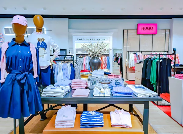 拉脱维亚 2023年4月15日 拉托维亚里加Galleria里加购物中心大量妇女服装和配件选购 — 图库照片