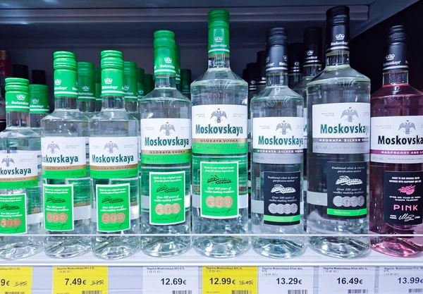 Lettland Riga Mai 2023 Glasflaschen Moskowskaja Wodka Supermarktregal Starke Alkoholische — Stockfoto