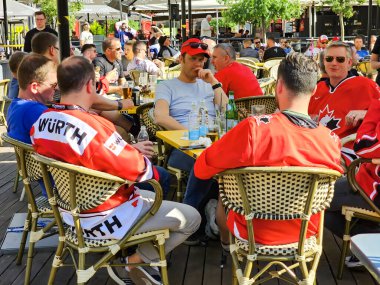 LATVIA, RIGA, 15 Mayıs 2023: 2023 Buz Hokeyi Dünya Şampiyonası hayranları ve turistler Riga Old Town, Letonya 'daki kafelerin açık verandasında bira içiyorlar. 
