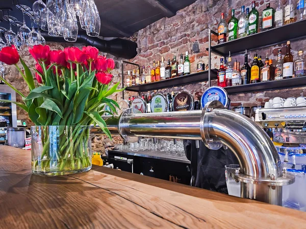 Latvia Riga April 2023 Bar Counter Dengan Minuman Beralkohol Dan — Stok Foto