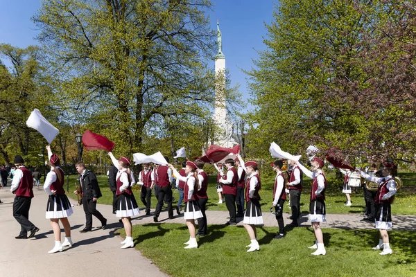 Latvia Riga May 2023 身穿节日彩衣的青年舞蹈家 手持小旗在拉脱维亚首都里加老城自由大道上的自由纪念碑附近排练 — 图库照片