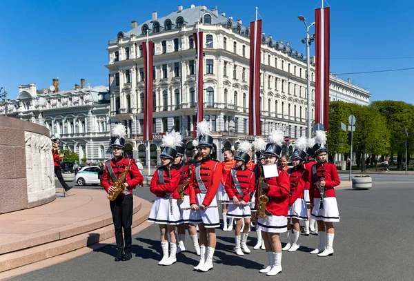 Latvia Riga Mayo 2023 Orquesta Juvenil Con Trajes Coloridos Festivos — Foto de Stock