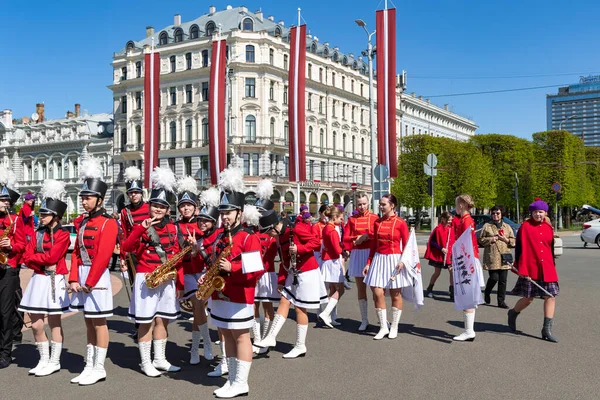 Latvia Riga May 2023 青年管弦乐队穿着节日彩衣 手中拿着乐器 靠近拉脱维亚首都里加老城自由大道上的自由纪念碑 — 图库照片