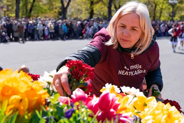 Latvia Riga May 2023 人们在拉脱维亚首都里加古城的自由纪念碑附近放各种春花 — 图库照片