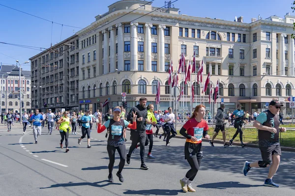 ラトビア 5月15日 2023年 マラソン2023では スポーツウェアを着た人々が通りを走っています マラソンは毎年恒例のイベントです — ストック写真