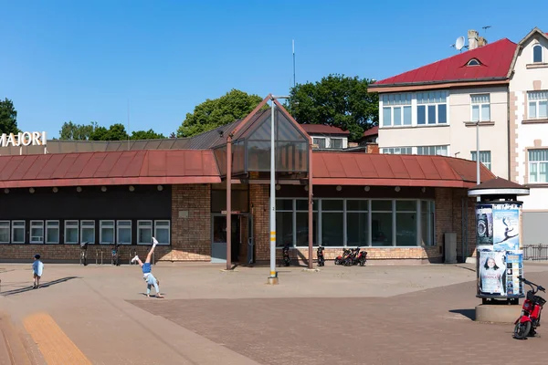 Latvia Jurmala June 2023 在阳光明媚的星期六早晨 马约里火车站站台和在拉脱维亚Jurmala广场玩耍的孩子们 铁路旅行 铁路旅游 — 图库照片