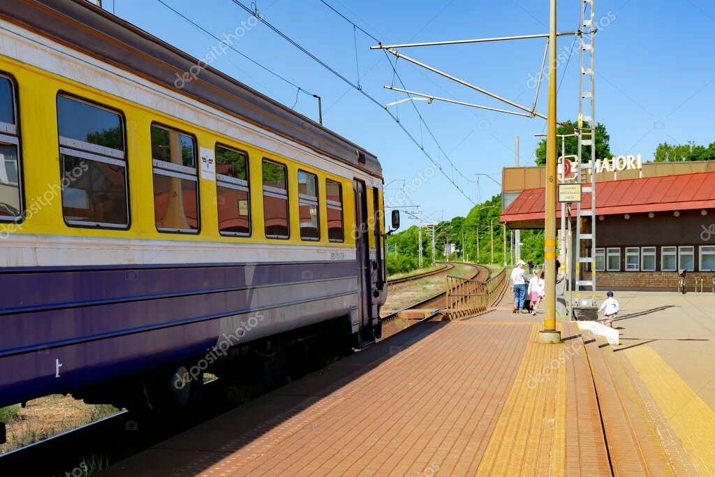 LATVIA, JURMALA, 10, JUNIO, 2023 El tren suburbano azul y amarillo