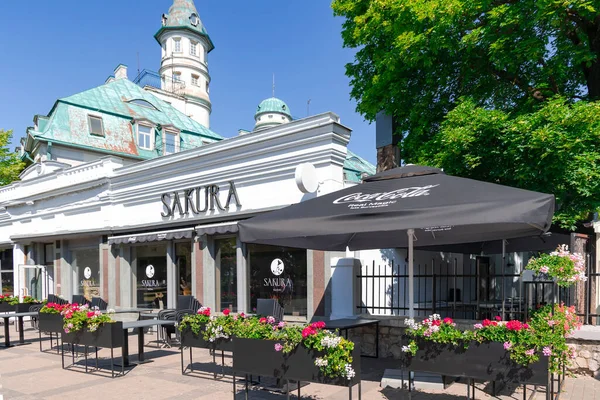 LATVIA, JURMALA, 10, HAZİRAN, 2023: Majori, Jurmala, Letonya 'da Jomas caddesinde güneşli bir sabah Sakura Kafe' nin açık verandası. Jurmala, Baltık Denizi 'nin Riga Körfezi kıyısında 32 km uzunluğunda bir sahil kentidir.