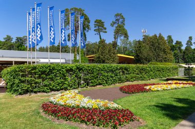 Majori, Jurmala 'daki Dzintari Konser Salonu' nun yanındaki çiçek taraklı güzel parklar. - Letonya. Güzel şehir peyzajı kavramı.