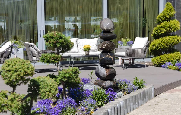 Beautiful Patio Small Stone Fountain Trimmed Thuja Summer Wicker Furniture — Stock Photo, Image