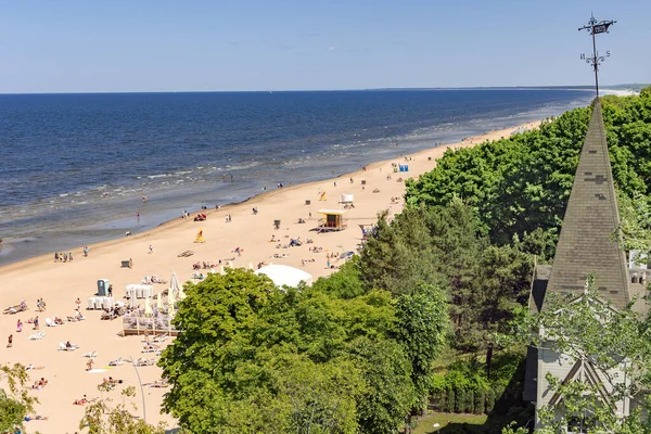 Latvia Jurmala Junio 2023 Gente Disfruta Relajarse Playa Del Mar — Foto de Stock