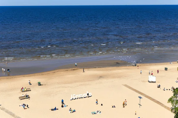 Łotwa Jurmala Czerwiec 2023 Osoby Relaksujące Się Bałtyckiej Plaży Jurmala — Zdjęcie stockowe