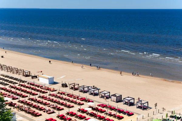 Lotyšsko Jurmala Červen 2023 Lidé Těší Relaxaci Pláži Baltském Moři — Stock fotografie
