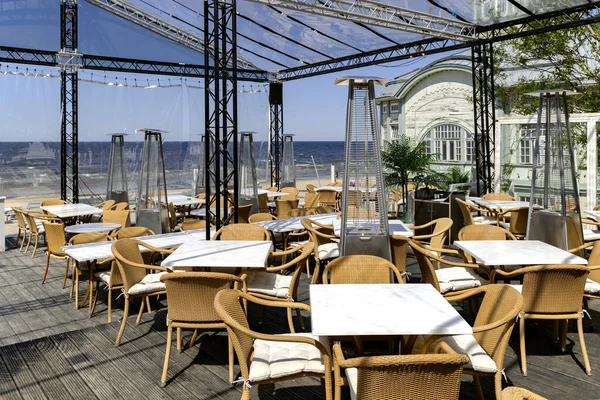 Open Air Café Mit Korbmöbeln Und Heizungen Für Kühle Abende — Stockfoto