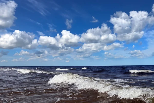 拉脱维亚于尔马拉 波罗的海的泡沫波在蓝天与蓬松的云彩相映成趣 — 图库照片