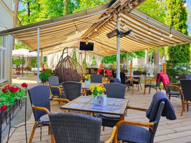 LATVIA, JURMALA, MAJORI, 10 HAZİRAN, 2023: Majori, Jurmala, Letonya 'da Baltık Denizi yakınlarındaki Jomas caddesinde hasır mobilyalı yaz restoranı terası